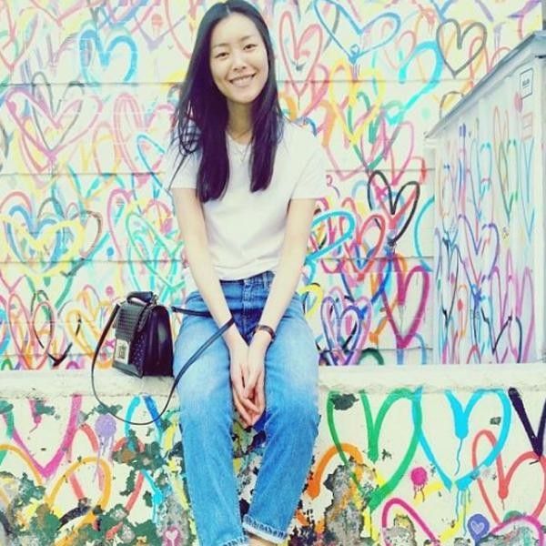 刘雯穿着这条巨显瘦牛仔裤再战纽约时装周，外媒称赞“仙女下凡”