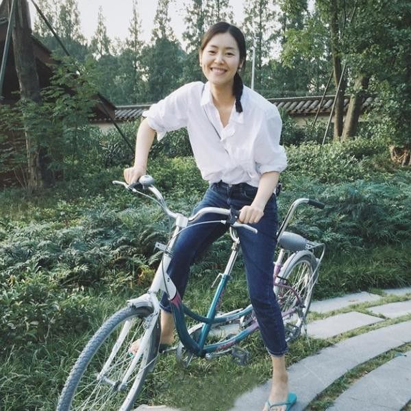 刘雯穿着这条巨显瘦牛仔裤再战纽约时装周，外媒称赞“仙女下凡”