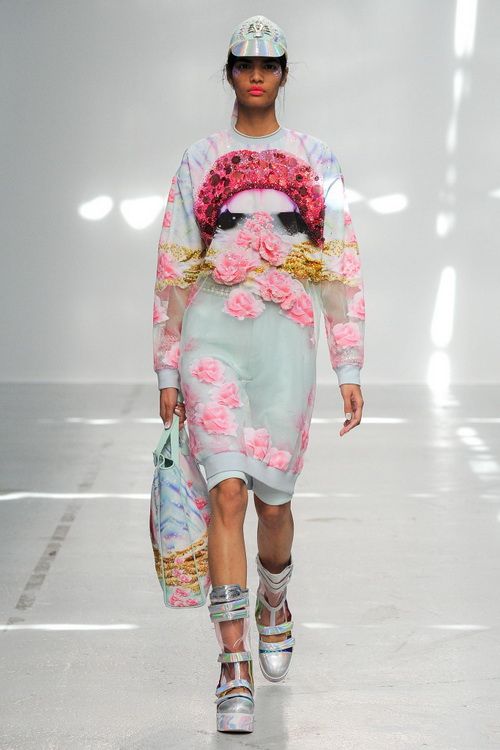 Manish Arora：粉粉的色彩斑斓的春天