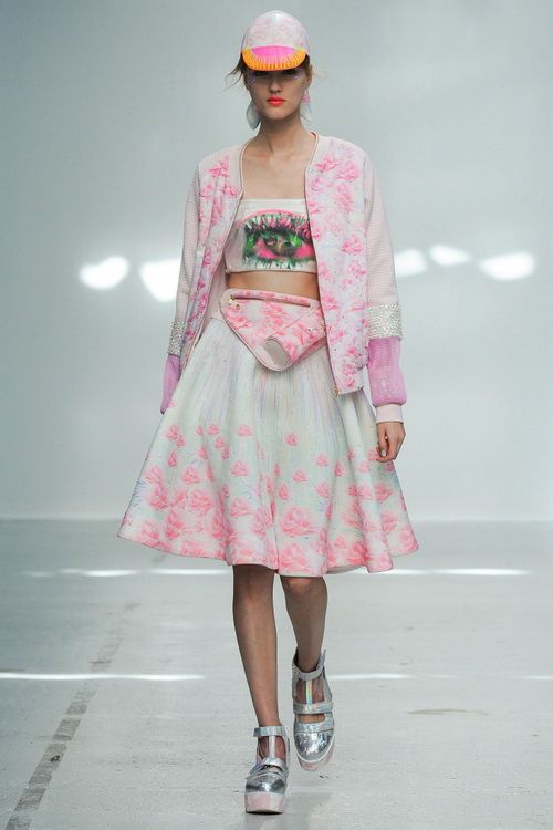 Manish Arora：粉粉的色彩斑斓的春天